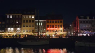 Kopenhag, Danimarka - 24 Ekim 2024: Akşam Nyhavn liman, kanal ve eğlence bölgesi