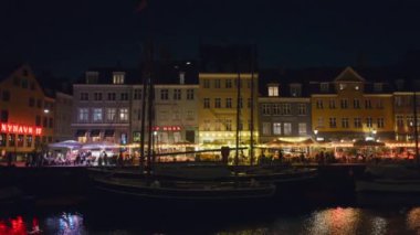 Kopenhag, Danimarka - 24 Ekim 2024: Akşam Nyhavn liman, kanal ve eğlence bölgesi