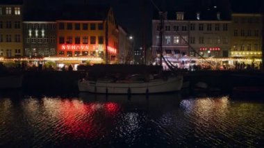 Kopenhag, Danimarka - 24 Ekim 2024: Akşam Nyhavn liman, kanal ve eğlence bölgesi
