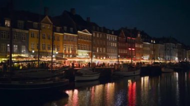 Kopenhag, Danimarka - 24 Ekim 2024: Akşam Nyhavn liman, kanal ve eğlence bölgesi