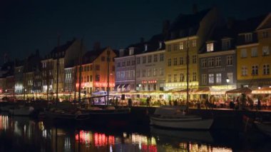 Kopenhag, Danimarka - 24 Ekim 2024: Akşam Nyhavn liman, kanal ve eğlence bölgesi