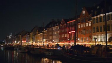 Kopenhag, Danimarka - 24 Ekim 2024: Akşam Nyhavn liman, kanal ve eğlence bölgesi