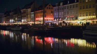 Kopenhag, Danimarka - 24 Ekim 2024: Akşam Nyhavn liman, kanal ve eğlence bölgesi