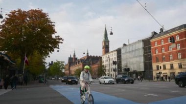 Kopenhag, Danimarka - 24 Ekim 2024: Şehir meydanında şehir meydanında hareket eden arabalar