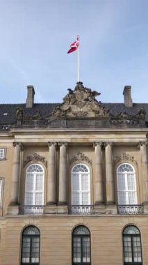 Danimarka, Kopenhag 'daki Amalienborg Sarayı Resmi Konutu' nun ön görüntüsü. Dikey