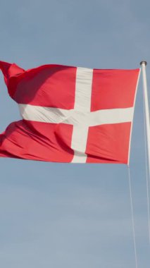 Danimarka 'nın başkenti Kopenhag' daki Kastellet Kalesi 'nin üzerinde dalgalanan Danimarka bayrağını kapatın. Dikey