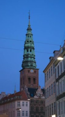 Kopenhag 'daki Christiansborg Sarayı' nın akşam manzarası. Dikey