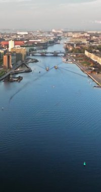 Kopenhag, Danimarka 'nın merkezindeki Brygge liman bölgesinin hava aracı görüntüsü. Dikey