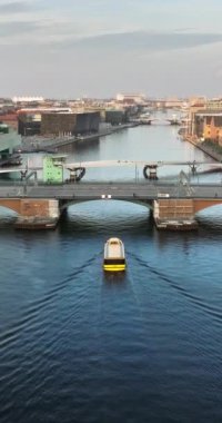 Kopenhag, Danimarka 'nın merkezindeki Brygge liman bölgesinin hava aracı görüntüsü. Dikey