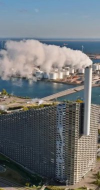 Bir enerji santralinin çatısındaki KopenHill yapay kayak pistinin hava aracı görüntüsü. Dikey