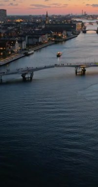 Danimarka, Kopenhag 'daki Knippel Bascule Köprüsü' nün hava aracı görüntüsü. Dikey
