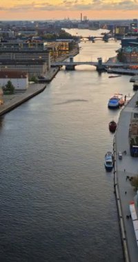 Danimarka, Kopenhag 'daki Borsen tarihi mekânının hava aracı görüntüsü. Dikey