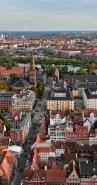 Danimarka 'nın başkenti Kopenhag' daki Kurtarıcımız Kilisesi 'nin insansız hava aracı görüntüsü. Dikey