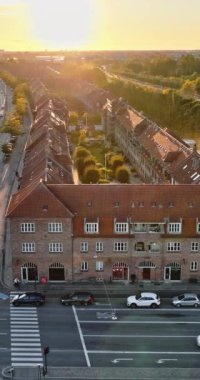 Danimarka, Kopenhag 'daki Vesterbro bölgesinin hava aracı görüntüsü gün batımında. Dikey