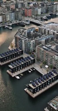 Danimarka, Kopenhag 'ın Güney Limanı' ndaki Teglholmen yarımadasının insansız hava aracı görüntüsü. Dikey