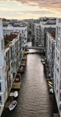 Danimarka, Kopenhag 'ın Güney Limanı' ndaki Teglholmen yarımadasının insansız hava aracı görüntüsü. Dikey