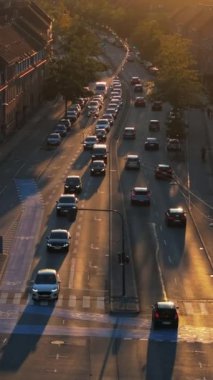 Kopenhag, Kopenhag 'da Vesterbro bölgesinde gün batımında hareket eden arabaların hava aracı görüntüsü. Dikey