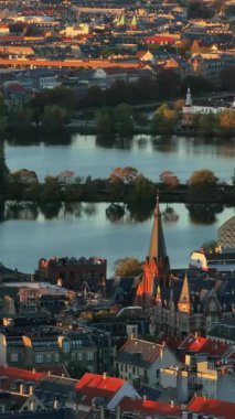 Danimarka 'nın başkenti Kopenhag' ın batı kıyısında kıvrılan göllerin insansız hava aracı görüntüsü. Dikey