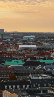 Kopenhag 'ın merkezindeki Slotsholmen adasındaki Christiansborg Sarayı' nın hava aracı görüntüsü. Gün batımında. Dikey