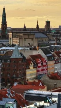 Akşam Danimarka 'nın Kopenhag kentindeki Nyhavn rıhtım, kanal ve eğlence bölgesinin insansız hava aracı görüntüsü. Dikey