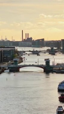 Danimarka, Kopenhag 'daki Borsen tarihi mekânının insansız hava aracı görüntüsü. Dikey