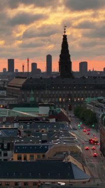 Danimarka 'nın Kopenhag şehrindeki Kurtarıcımız Kilisesi' nin hava aracı görüntüsü. Dikey