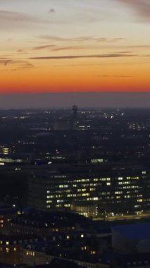 Kopenhag şehir merkezinin hava aracı görüntüsü, güneş batarken Danimarka. Dikey