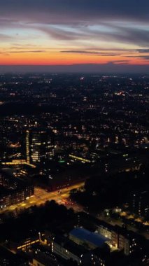 Kopenhag şehir merkezinin hava aracı görüntüsü, güneş batarken Danimarka. Dikey