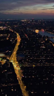 Kopenhag şehir merkezinin hava aracı görüntüsü, güneş batarken Danimarka. Dikey