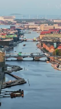 Danimarka, Kopenhag 'daki Borsen tarihi mekânının insansız hava aracı görüntüsü. Dikey