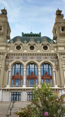 Monte-Carlo Operası 'nın ön yüzü. Dikey