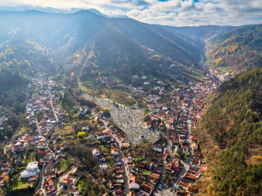 Brasov şehrinin sonbahar hava aracı görüntüsü dağları ve mavi gökyüzü ile Prund-Schei bölgesi. Romanya