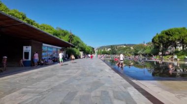 Nice, Fransa - 11 Ekim 2024: Paillon Parkı ve Bahçesi 'nde yürüyen insanlar