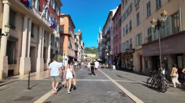 Nice, Fransa - 7 Ekim 2024: Şehir merkezinin sokaklarında yürüyen insanlar