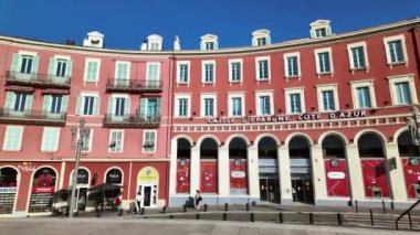 Nice, Fransa - 7 Ekim 2024 Massena Meydanı 'ndaki Kızıl Bina