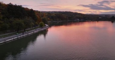 Moldova 'nın Chisinau kentindeki Valea Morilor Parkı' nın gün batımında insansız hava aracı görüntüsü
