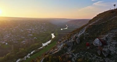 Gün batımında Orhei, Moldova ve Raut Nehri 'nin hava aracı görüntüsü