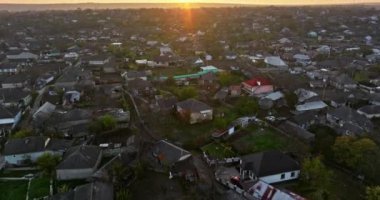 Gün batımında Moldova, Orhei 'deki evlerin hava aracı görüntüsü