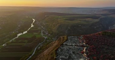 Moldova 'daki Eski Orhei tarihi ve arkeolojik kompleksinin hava aracı görüntüsü gün batımında