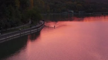 Moldova 'nın Chisinau kentindeki Valea Morilor Parkı' nın gün batımında insansız hava aracı görüntüsü