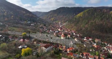 Romanya 'nın güneydoğu Transilvanya kentindeki Brasov şehir merkezinin hava aracı görüntüsü dağlarla çevrili