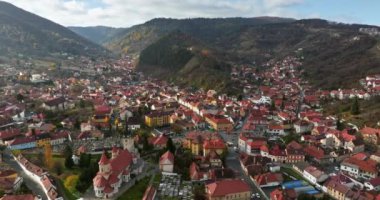 Romanya 'nın güneydoğu Transilvanya kentindeki Brasov şehir merkezinin hava aracı görüntüsü dağlarla çevrili