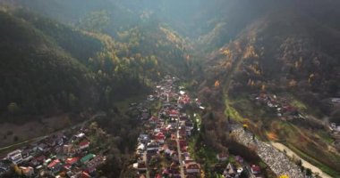 Romanya 'nın güneydoğu Transilvanya kentindeki Brasov kentinin hava aracı görüntüsü dağlarla çevrili