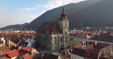 Romanya 'nın Brasov kentindeki Kara Kilise' nin hava aracı görüntüsü dağlarla çevrili