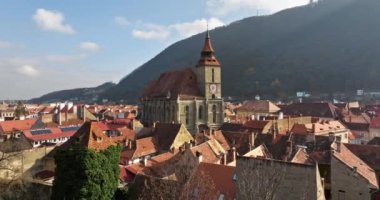 Romanya 'nın Brasov kentindeki Kara Kilise' nin hava aracı görüntüsü dağlarla çevrili