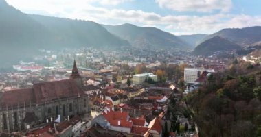 Romanya 'nın güneydoğu Transilvanya kentindeki Brasov şehir merkezinin hava aracı görüntüsü dağlarla çevrili