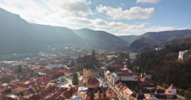 Romanya 'nın Brasov kentinin tarihi merkezindeki Konsey Meydanı' na Noel ağacının hava aracı görüntüsü kuruluyor