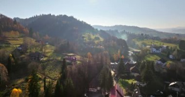 Romanya 'nın Transilvanya kentindeki Brasov İlçesindeki komünün insansız hava aracı görüntüsü