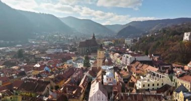 Romanya 'nın Brasov kentinin tarihi merkezindeki Konsey Meydanı' na Noel ağacının hava aracı görüntüsü kuruluyor