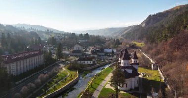 Romanya 'nın Transilvanya kentindeki Brasov İlçesindeki komünün insansız hava aracı görüntüsü